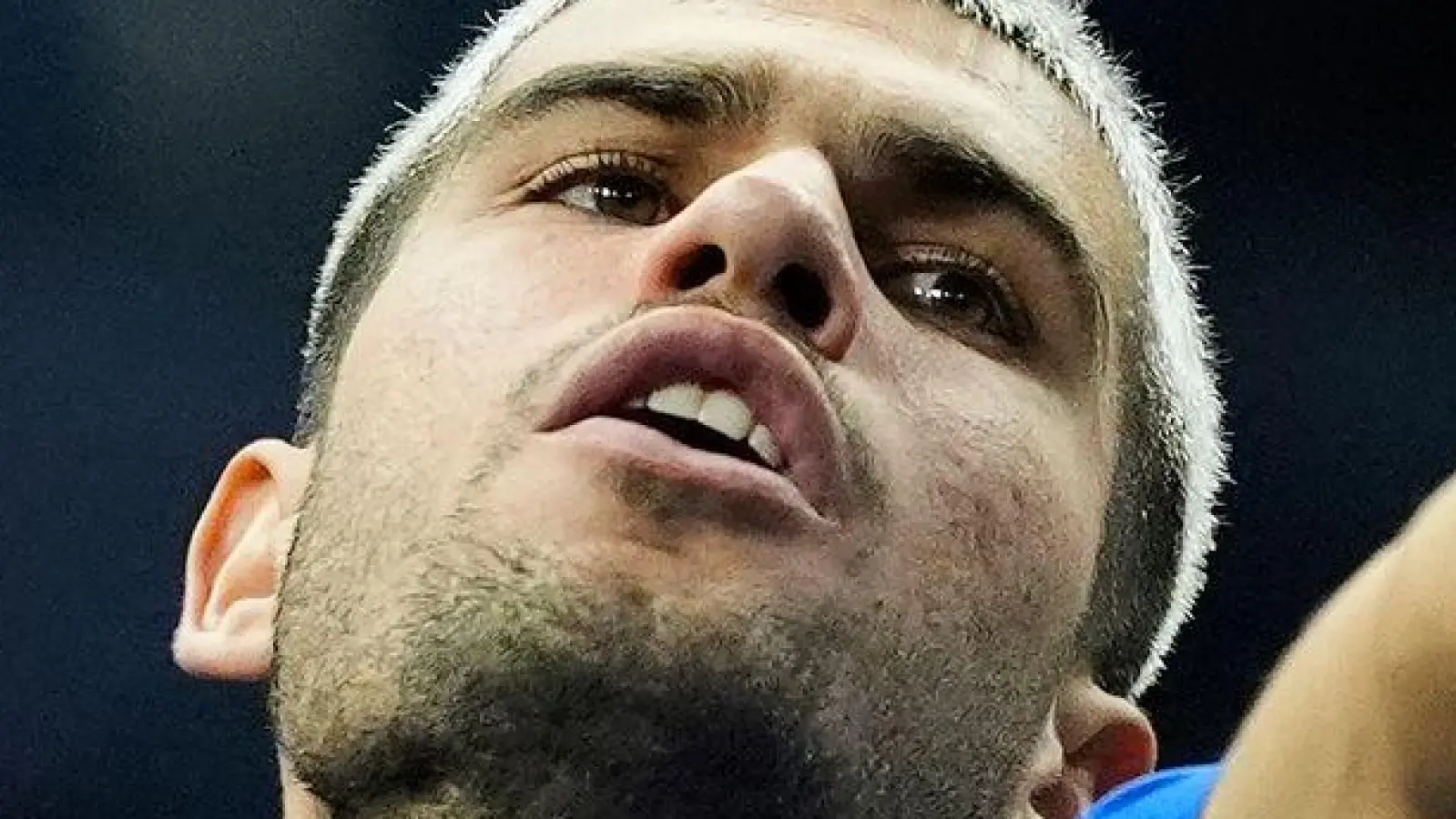 Carlos Alcaraz gewinnt sein Erstrundenmatch in Tokio trotz zwischenzeitlicher Probleme mit dem Fuß. (Archivbild) (Foto: Jeff Chiu/AP/dpa)