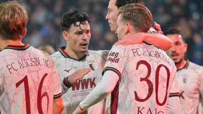 Der FC Augsburg steht im Achtelfinale des DFB-Pokals. (Foto: Jan-Philipp Strobel/dpa)