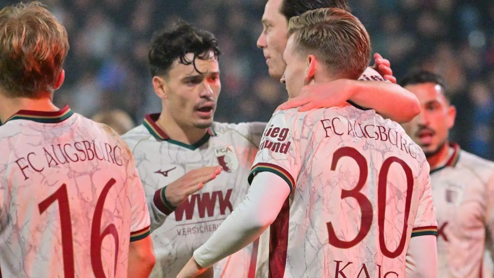 Der FC Augsburg steht im Achtelfinale des DFB-Pokals. (Foto: Jan-Philipp Strobel/dpa)