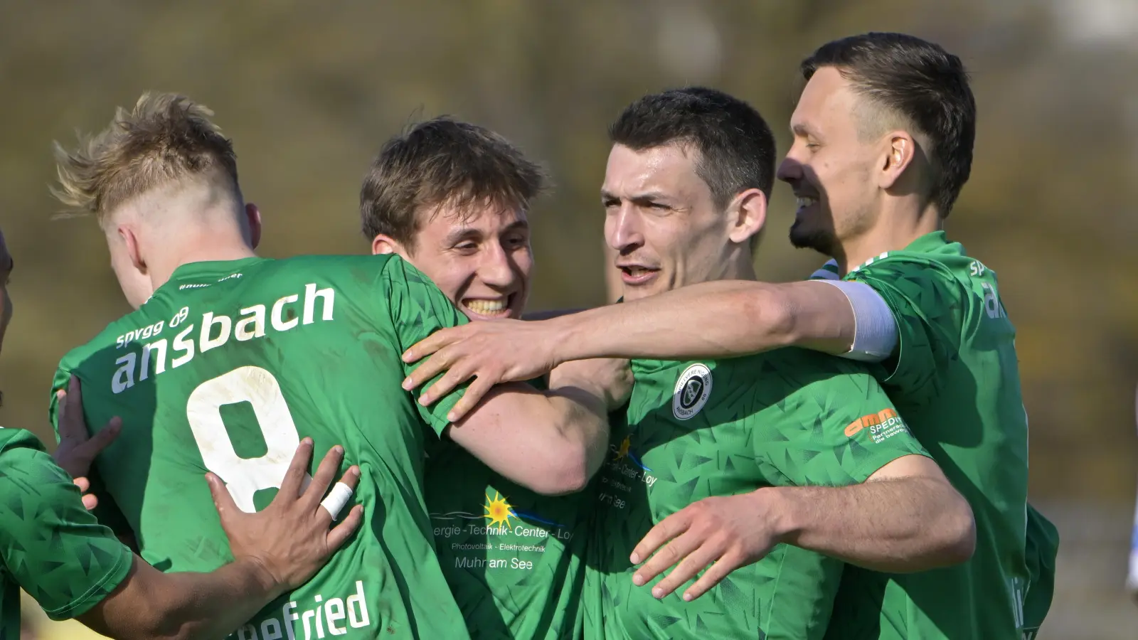 Läuft für Ansbach: Luis Althaus (2. von links) nimmt Glückwünsche zu seinem ersten Saisontreffer entgegen. Rechts Tobias Dietrich, daneben Ben Müller. (Foto: Martin Rügner)