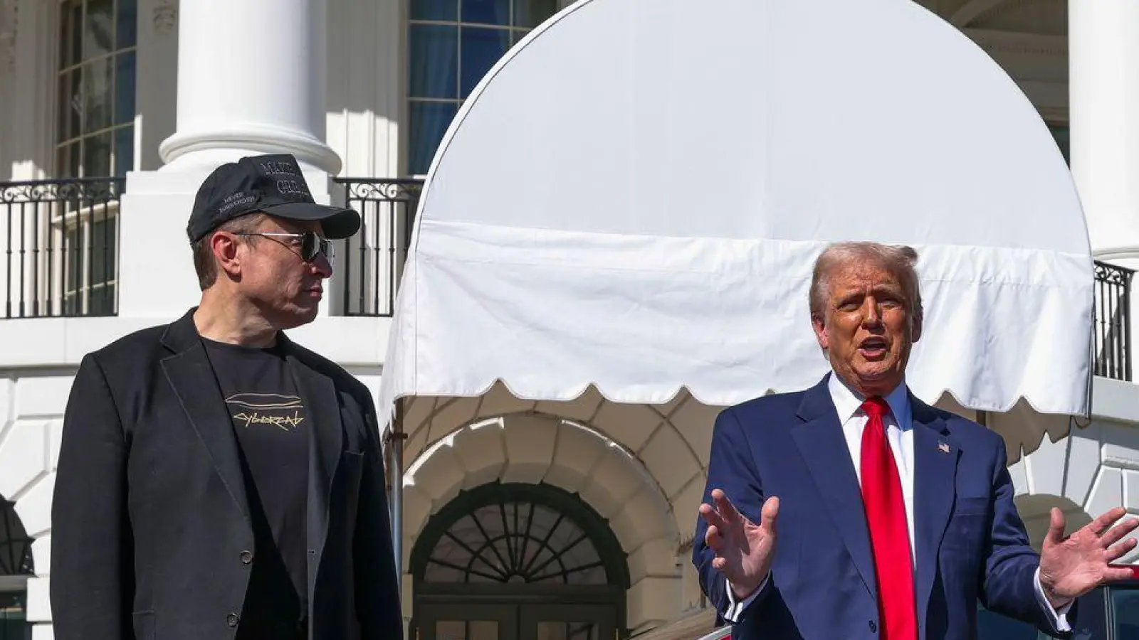 „Ich liebe Tesla!”, rief Trump im März vor dem Weißen Haus in die TV-Kameras. (Archivbild) (Foto: -/Pool/AP/dpa)
