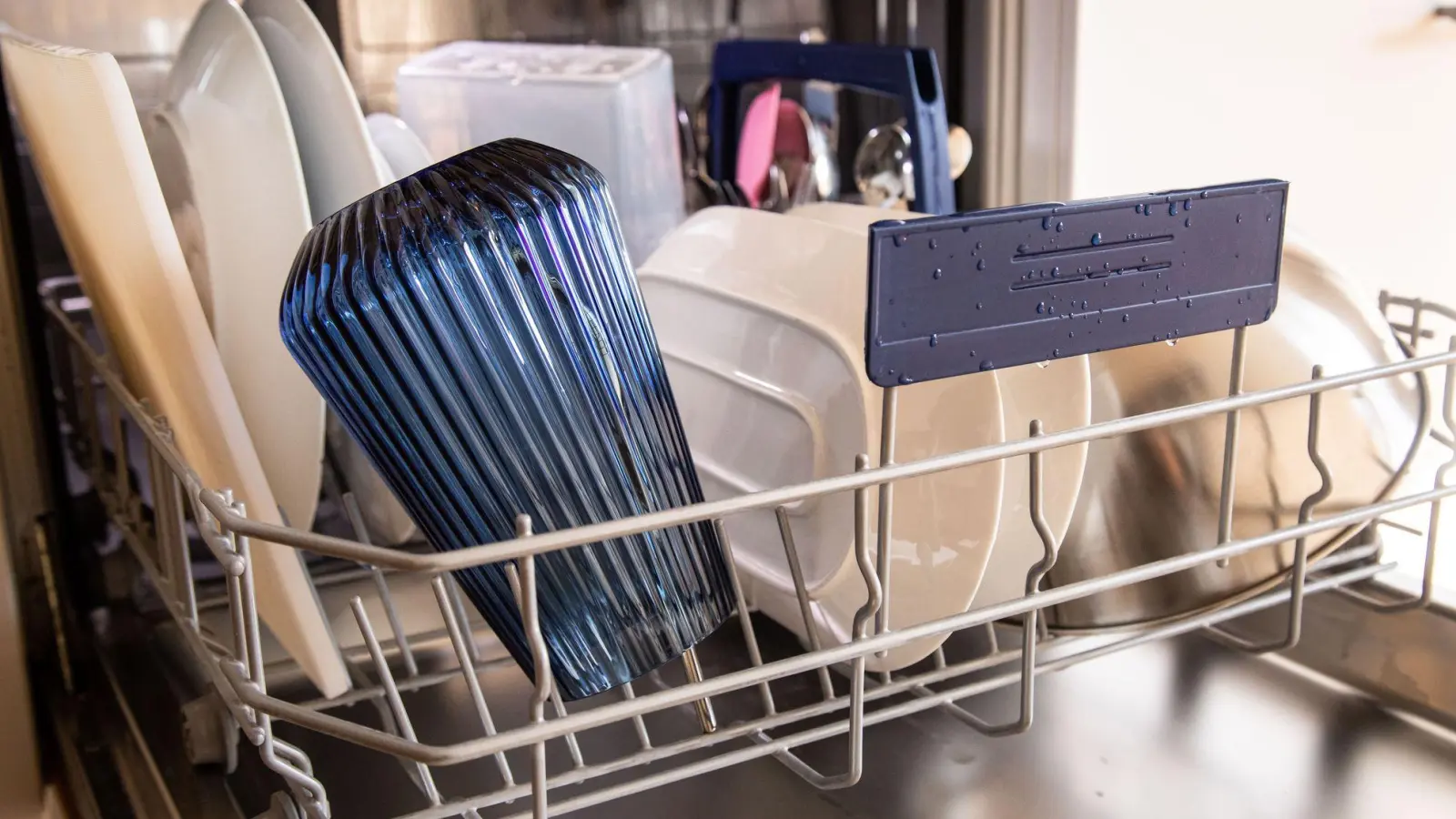 Richtig beladen, Strom sparen: So senkt der Geschirrspüler die Kosten. (Foto: Christin Klose/dpa-tmn)