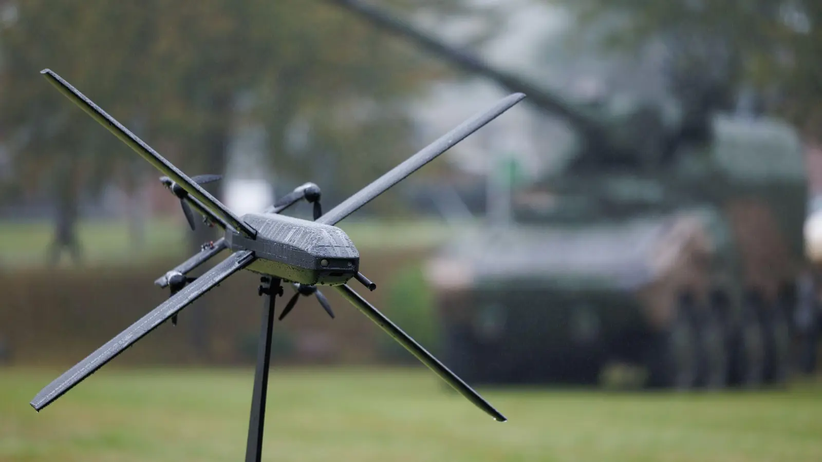 Eine Drohne des Rüstungs-Start-Ups Helsing. Das Münchner Unternehmen war 2025 mit rund 12 Milliarden Euro Bewertung eines der beiden wertvollsten bayerischen Start-Ups  (Archiv) (Foto: Friso Gentsch/dpa)