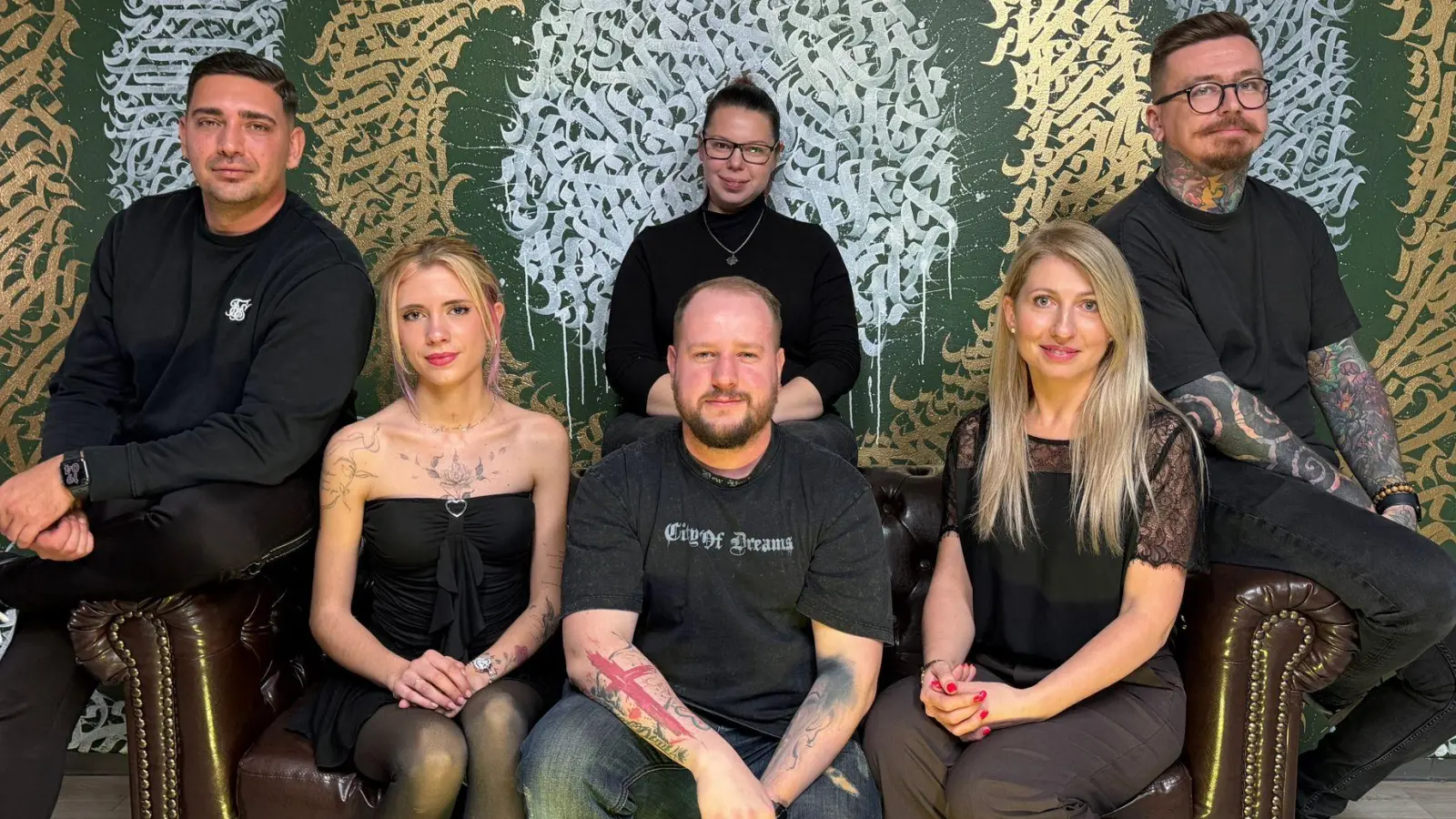 Das Team von „Old Dragon Ink“ in Dinkelsbühl: Mark, Inka, Dimi, Jana, Ivan (v. l. n. r.) und Ella (Hintergrund).  (Foto: Old Dragon Ink)