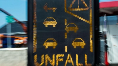 Abwechselnd einordnen: So funktioniert das Reißverschlussprinzip, und der Verkehr fließt besser. (Foto: Jens Büttner/dpa/dpa-tmn)