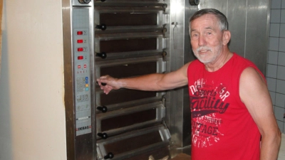 Helmut Eberlein an seinem Backofen – das Gerät ist so gut in Schuss, als hätte er gerade erst sein Tagwerk beendet. (Foto: Winfried Vennemann)