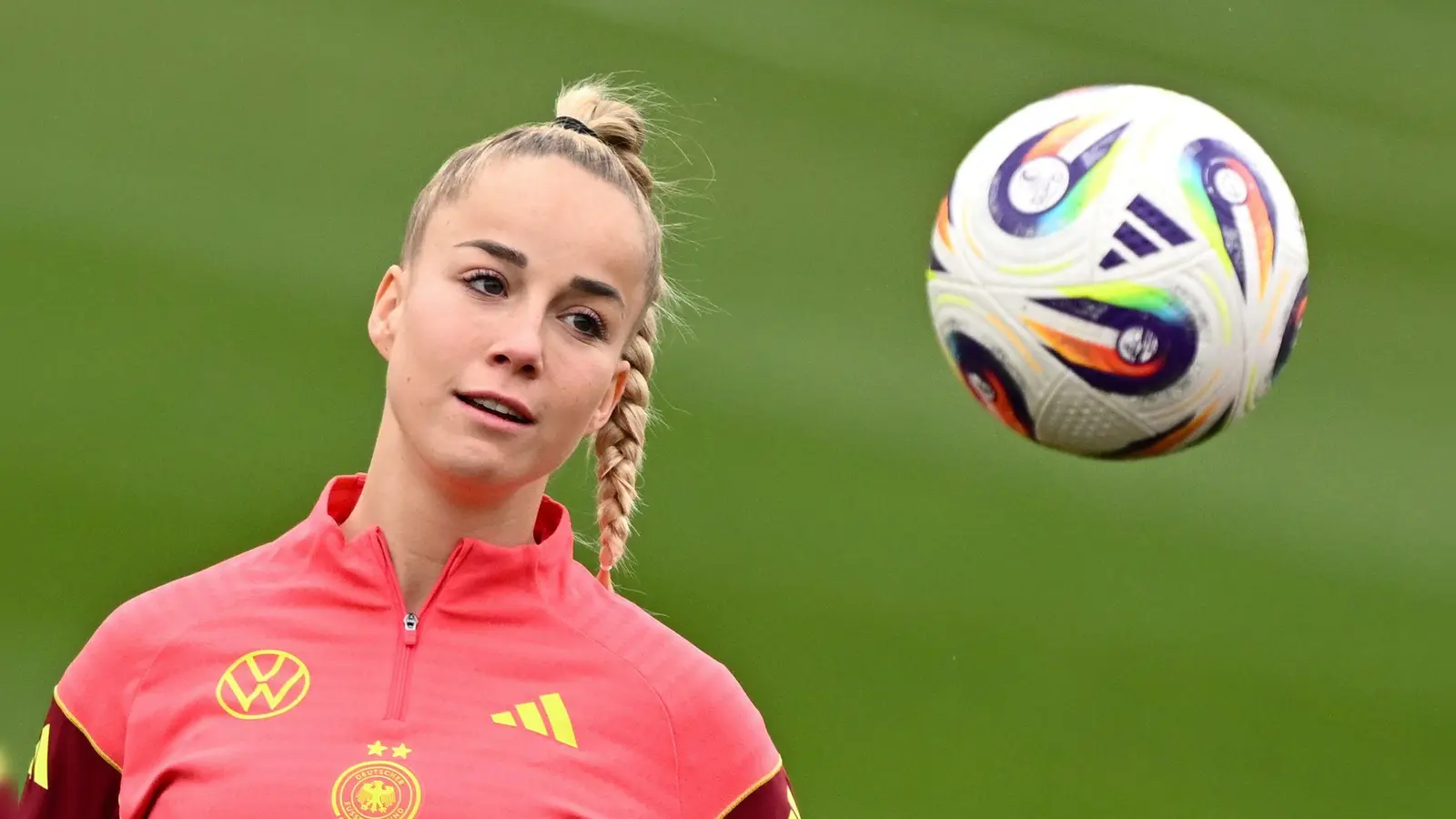 Deutsche Fußballerinnen waren in den vergangenen Jahrzehnten außerordentlich erfolgreich. Eine davon ist Giulia Gwinn. (Archivfoto) (Foto: Arne Dedert/dpa)