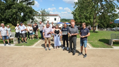 Ideengeber Walter Schneider (links) eröffnete die neue Attraktion mit Theresia Pöschl, Frank Maes, Bürgermeister Klaus Meier und Achim Pfund (weiter von links). (Foto: Rainer Fritsch)