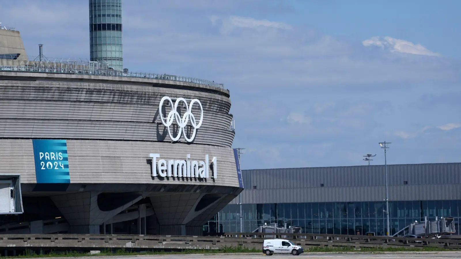 Air France rechnet in diesem Sommer wegen der Olympischen Spiele in Paris mit weniger Fluggästen und Umsatz.  (Foto: Thibault Camus/AP/dpa)