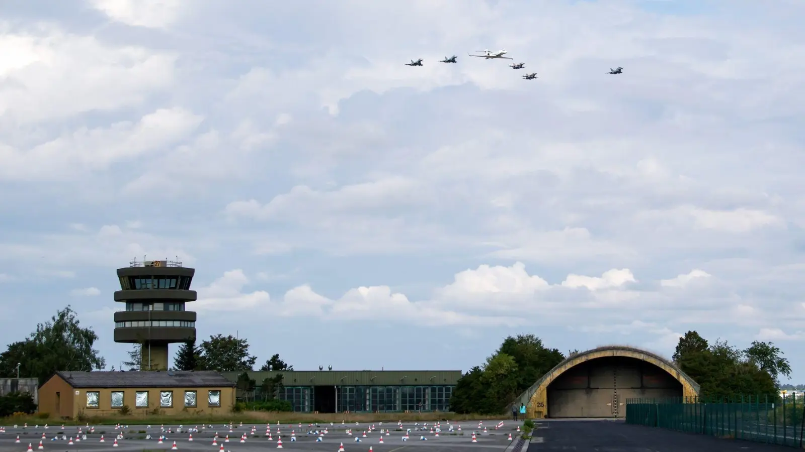 Der Fliegerhorst Fürstenfeldbruck kann auf eine lange und wechselhafte Geschichte zurückblicken. Nun ist klar: Die Bundeswehr will den Standort nicht bis 2030 aufgeben, sondern zur Ausbildung für die Luftwaffe nutzen. (Archivbild) (Foto: Sven Hoppe/dpa)