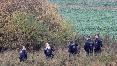 Am Mittwoch durchkämmten Polizisten vor allem die Umgebung eines Tümpels bei Klein Upahl. (Foto: Bernd Wüstneck/dpa)