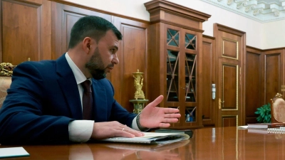 Der von Moskau eingesetzte Besatzungschef für Donezk, Denis Puschilin, hat nach ukrainischen Drohnenangriffen auf Wärmekraftwerke den regionalen Notstand ausgerufen. (Archivbild) (Foto: Gavriil Grigorov/Pool Sputnik Kremlin/AP/dpa)