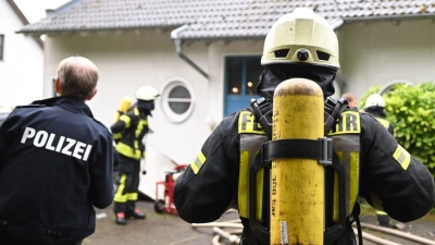 Feuerwehr und Polizei sichern den Einsatzort in Bad Münstereifel. (Foto: Sebastian Klemm/dpa)