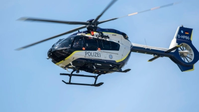 Bei der Suche hilft auch ein Hubschrauber. (Symbolbild) (Foto: Stefan Puchner/dpa)