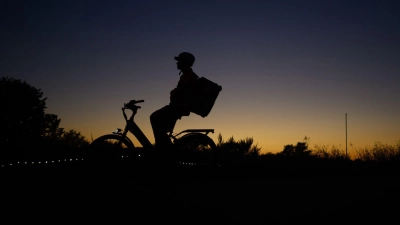 Laut einer Umfrage sind immer mehr Menschen in Deutschland mit einem Elektrofahrrad unterwegs. (Symbolbild) (Foto: Robert Michael/dpa)
