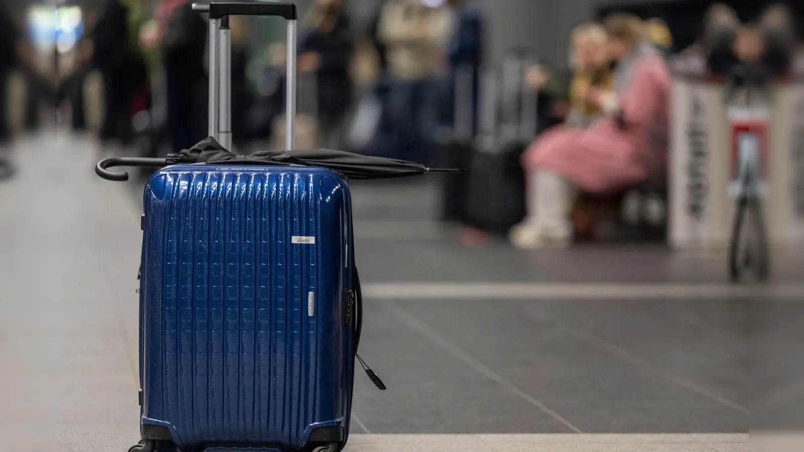 Ein herrenloser Koffer sorgte in Ansbach für einen Polizeieinsatz. (Symbolbild: Monika Skolimowska/dpa)