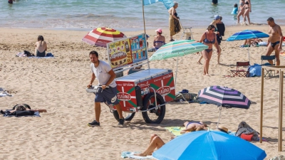 In Badeklamotten sollen Strandgäste in Les Sables-d&#39;Olonne nicht mehr durch Straßen und Geschäfte laufen. (Archivbild) (Foto: Nicolas Mollo/AP/dpa)