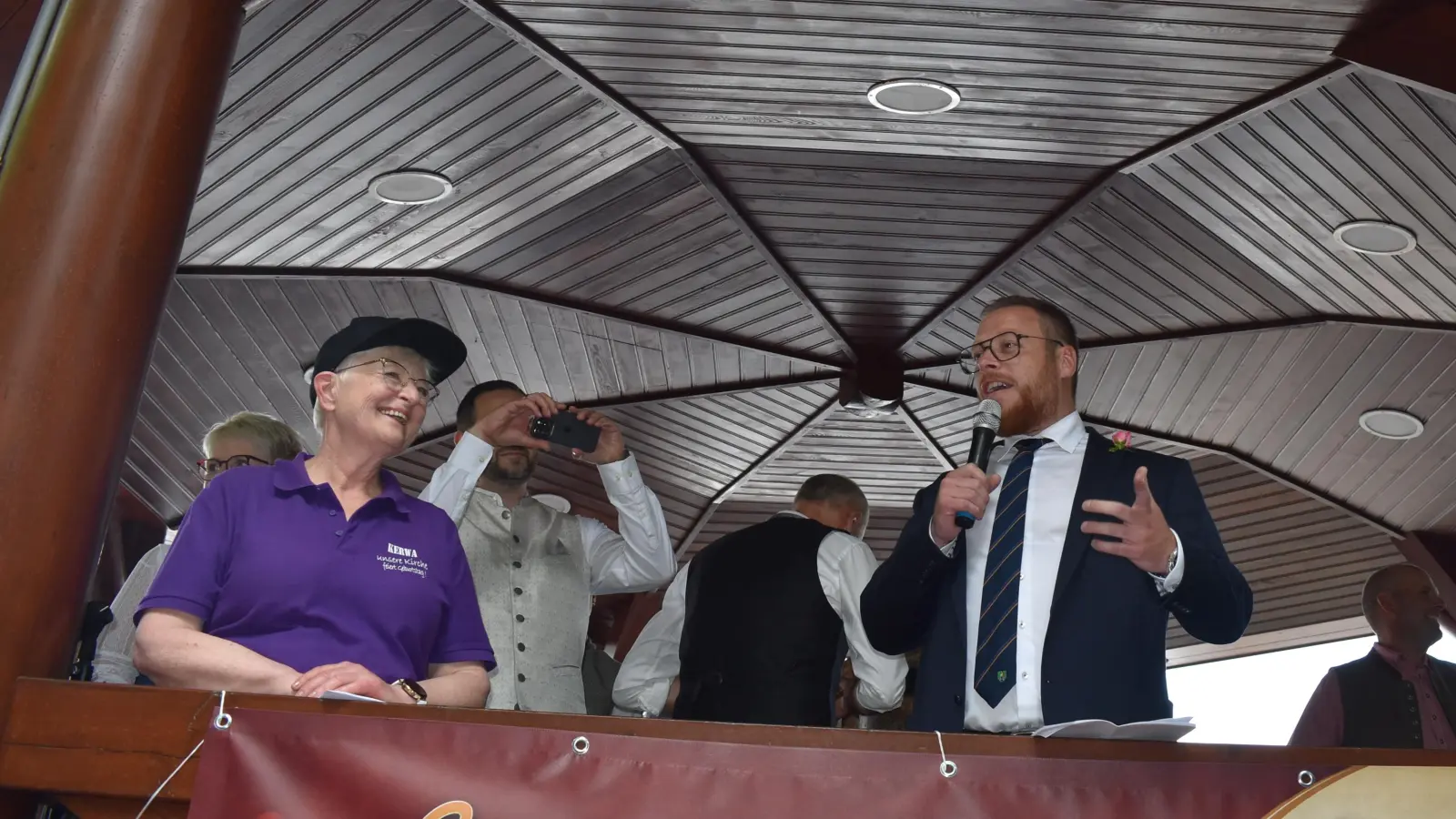Vor dem Bieranstich ergriffen Bürgermeister Alexander Müller (rechts) und danach Dekanin Ursula Brecht das Wort. Stellvertretender Bürgermeister Dollinger hielt dies im Bild fest. (Foto: Ute Niephaus )