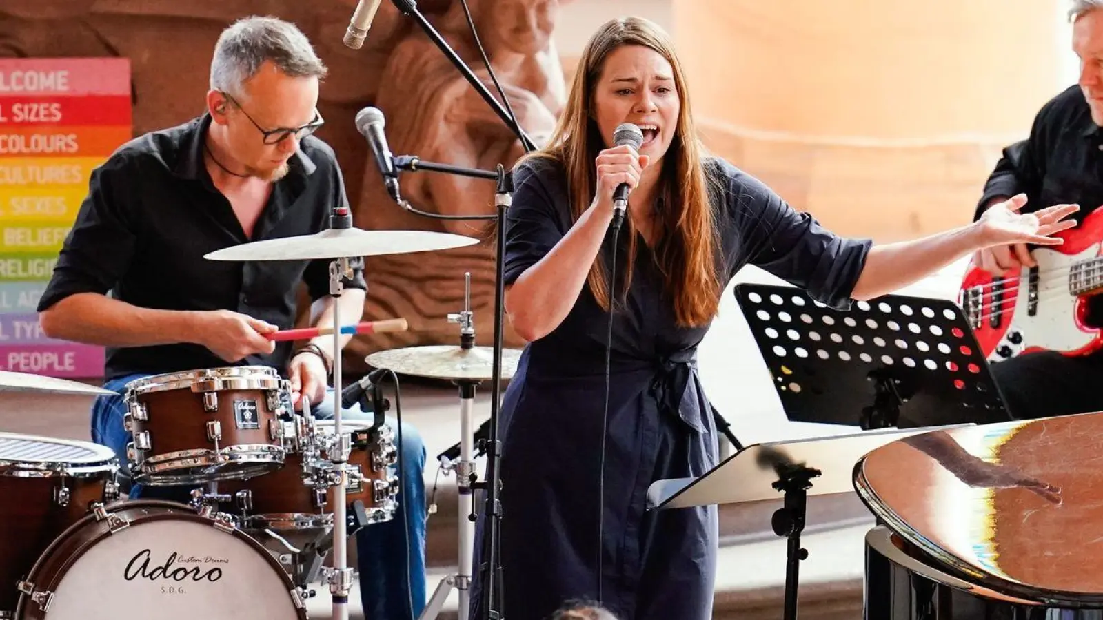 Sängerin Tine Wiechmann covert Taylor-Swift-Songs in der Kirche. (Foto: Uwe Anspach/dpa)