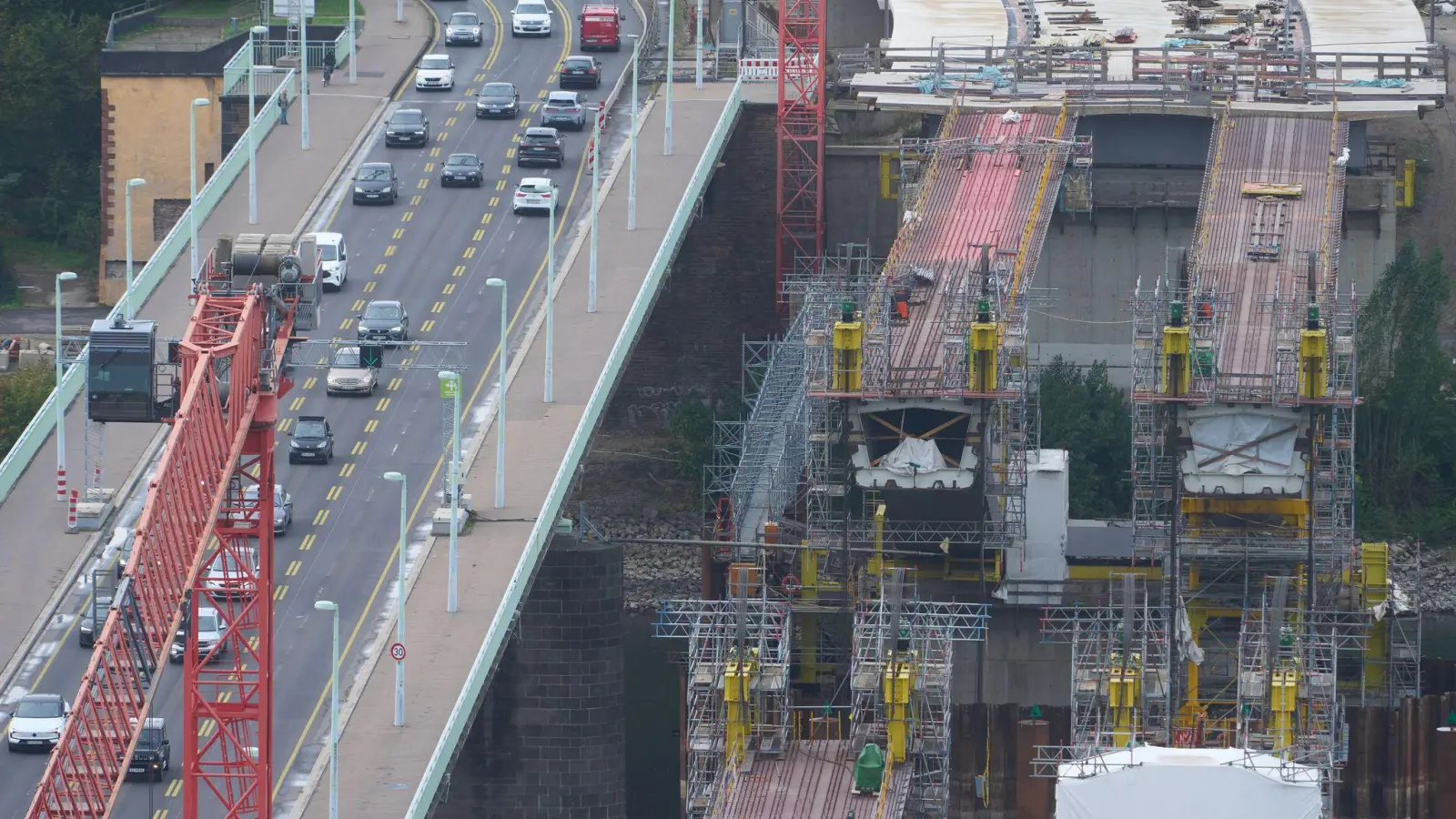 An der deutschen Infrastruktur gibt es viel zu tun. Hier winken viele Aufträge für den Tiefbau. (Archivbild)  (Foto: Thomas Frey/dpa)