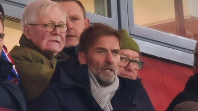 Jürgen Klopp (M) verfolgte Leipzigs Sieg gegen Bremen auf der Tribüne. (Foto: Jan Woitas/dpa)