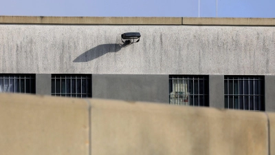 Vergitterte Fenster in einem Trakt der Justizvollzugsanstalt (JVA). Mitarbeitern der JVA Augsburg-Gablingen wird die Misshandlung von Häftlingen vorgeworfen. (Archivbild) (Foto: Karl-Josef Hildenbrand/dpa)