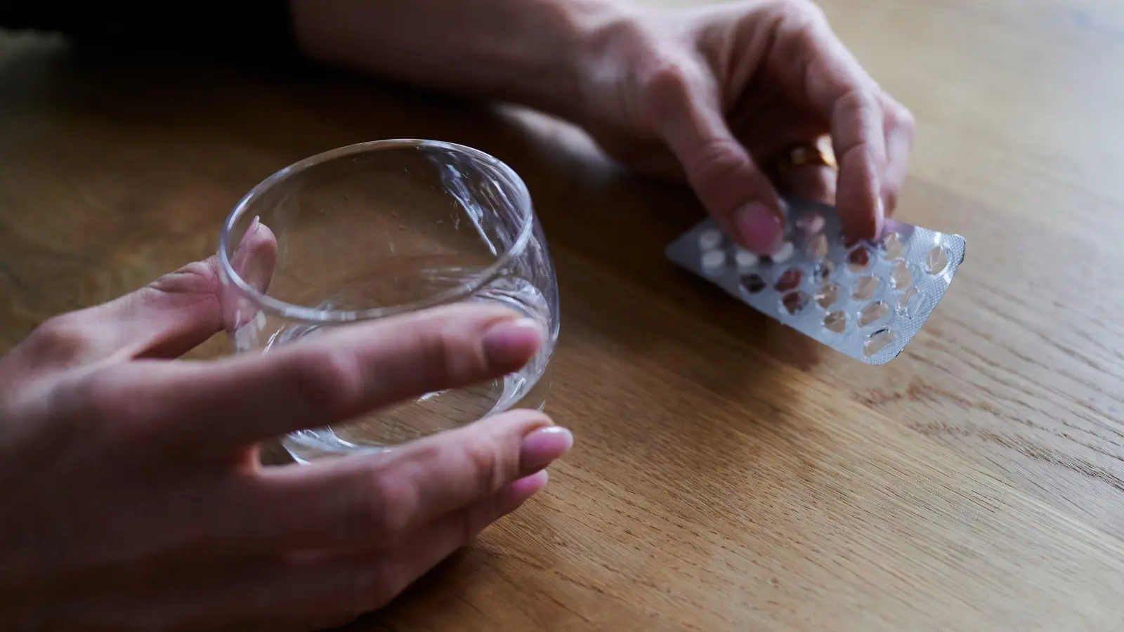 Wer mit seiner Antidepressiva-Therapie aufhören will, tut dies am besten nur mit engmaschiger ärztlicher Betreuung. (Foto: Annette Riedl/dpa/dpa-tmn)