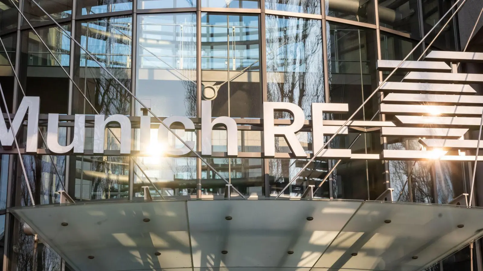 Die Munich Re versichert hauptsächlich andere Versicherer - und kämpft mit den speziellen Tücken ihres Geschäfts. (Archiv) (Foto: Peter Kneffel/dpa)