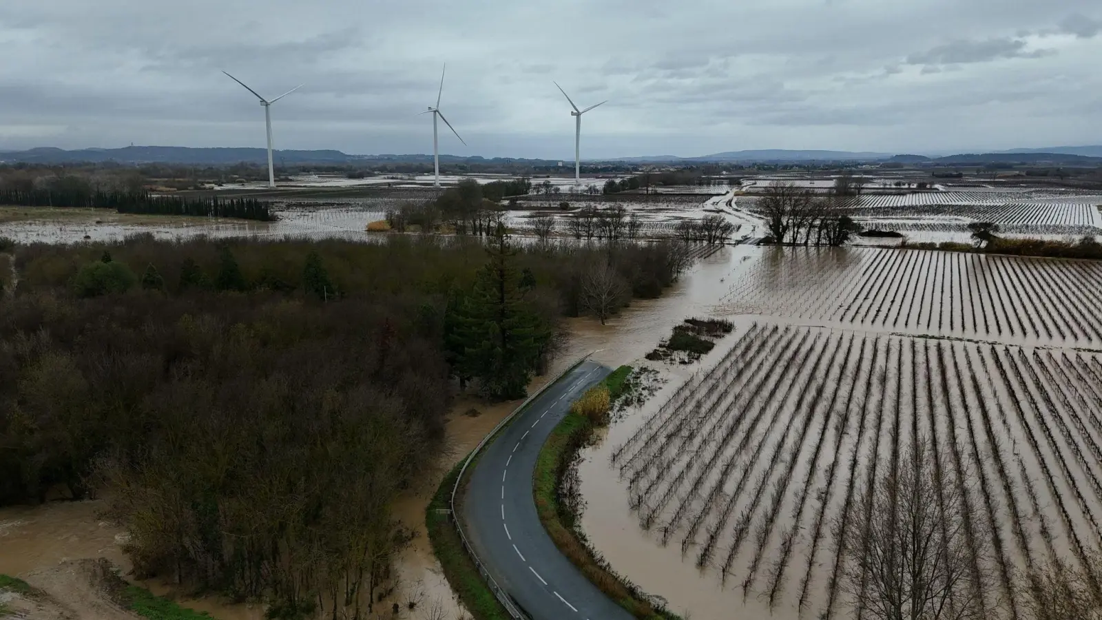 Massive Regenfälle haben in Südfrankreich für Überflutungen und Behinderungen geführt. (Foto: Lionel Bonaventure/AFP/dpa)