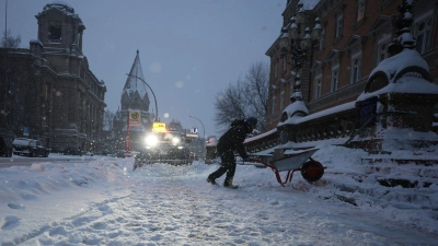Vielerorts sind Straßen nicht befahrbar. (Foto: Marcus Brandt/dpa)