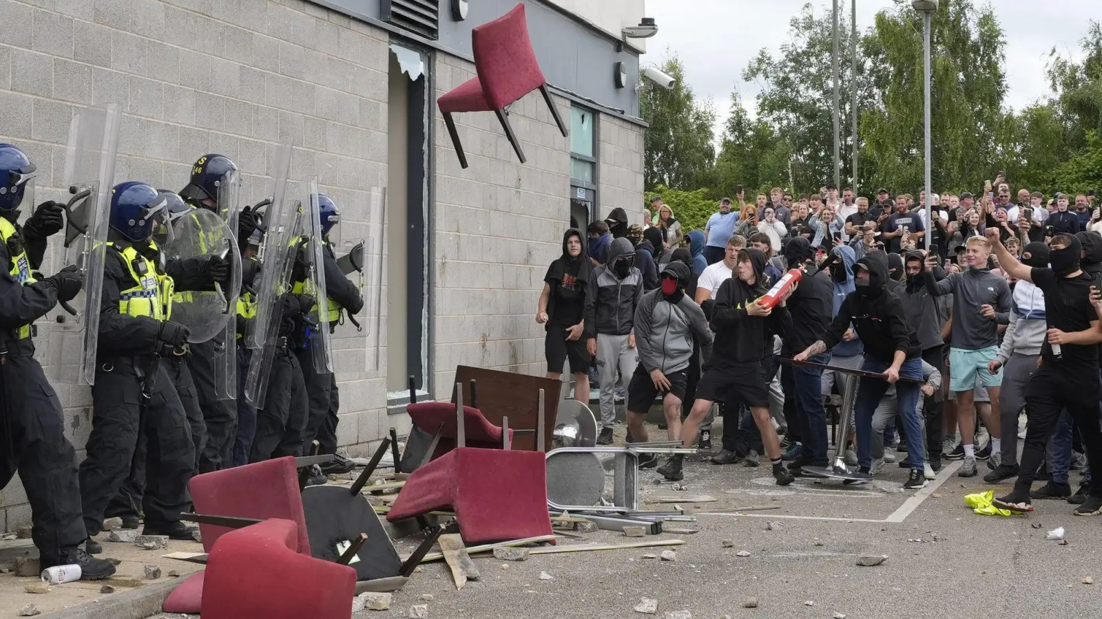 Polizisten wurden mit Stühlen beworfen. (Foto: Danny Lawson/PA Wire/dpa)