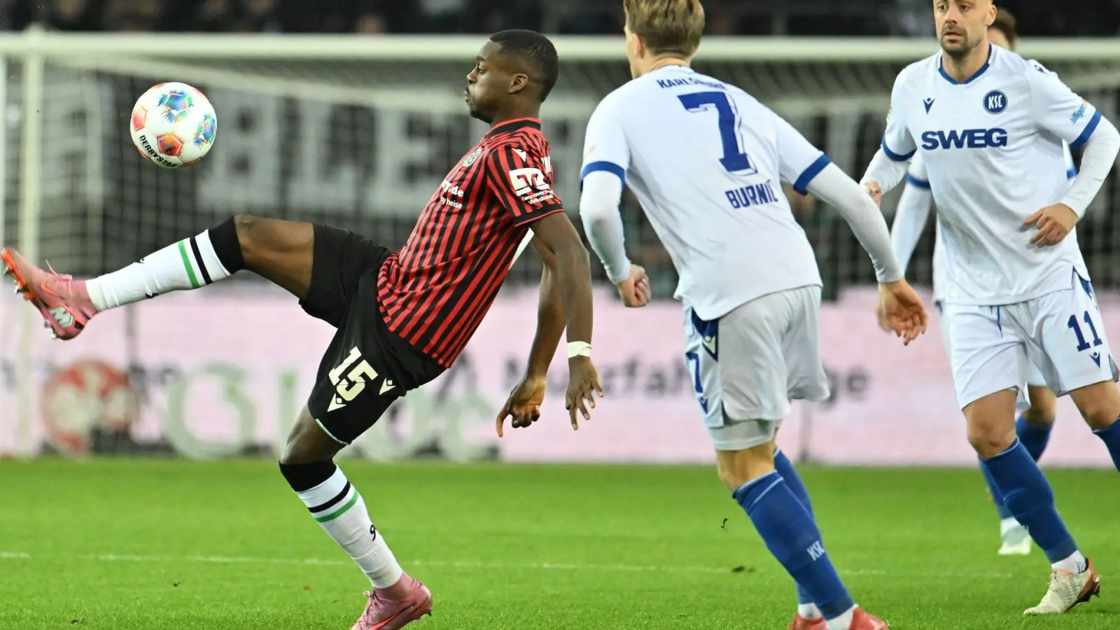 Mit zwei Assists einer der Stärksten bei Hannover 96: Noel Aseko (l) (Foto: Swen Pförtner/dpa)