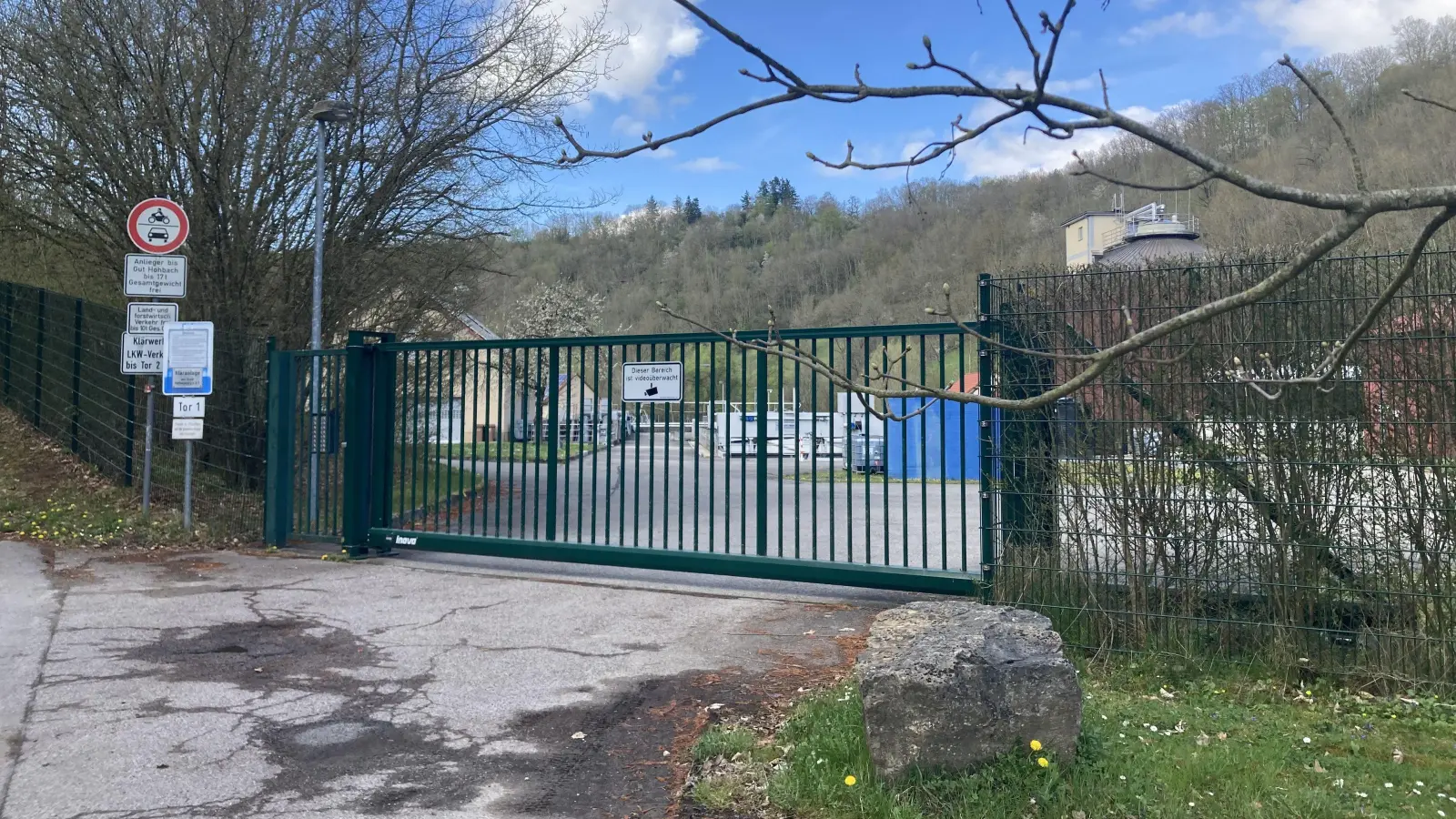 Der Schlamm, der hier in der Kläranlage im Taubertal anfällt, wird bald nach Würzburg gebracht und dort weiterverwertet. (Foto: Clarissa Kleinschrot)