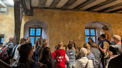 Rund 60 kleine und große Gäste lauschten den Geschichten von Nonne Sabine beim Museumsfest am Samstagabend. (Foto: RothenburgMuseum)