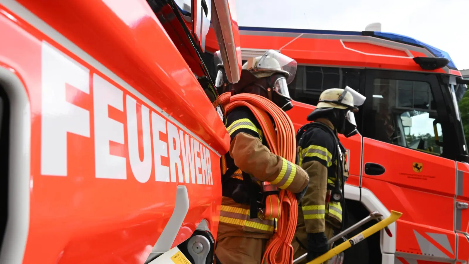 Die Feuerwehr konnte den Mann nur noch tot aus der Wohnung bergen. (Symbolbild) (Foto: Bernd Weißbrod/dpa)
