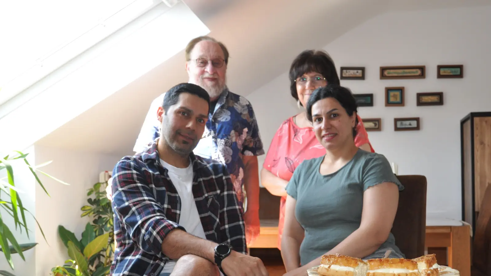 Mehdi Khalaj und Ghani Chomachaie (vorne) zusammen mit ihren deutschen Freunden Rudolf und Erika Kleinschrodt. (Foto: Jonas Volland)