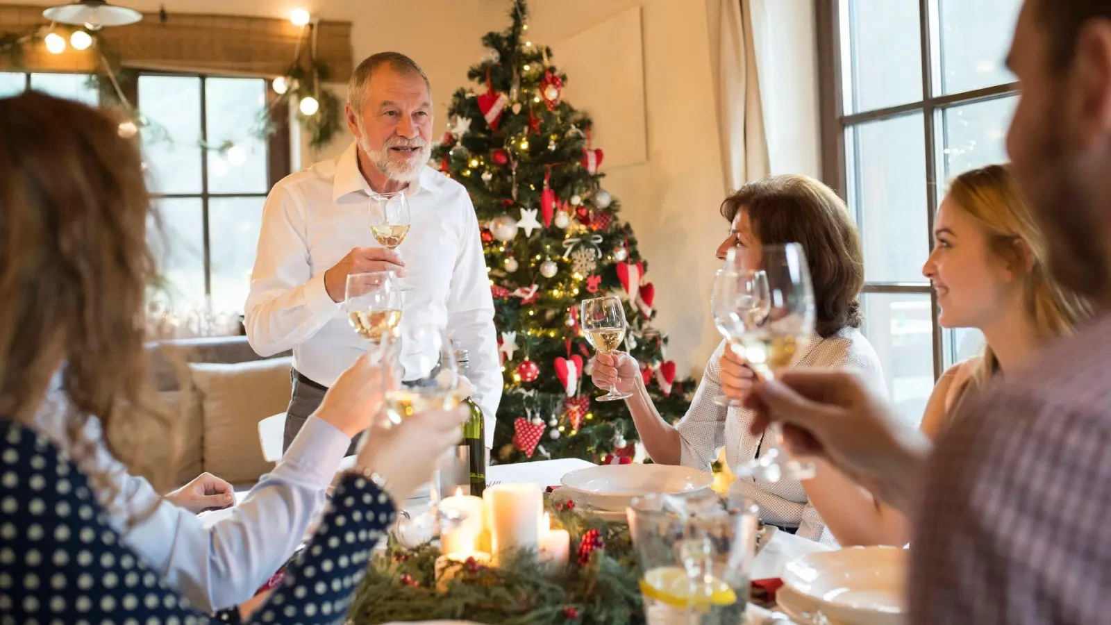 Den Druck rausnehmen: Wer an Weihnachten „Trigger-Fragen“ von der Verwandtschaft erwartet, kann sich im Vorfeld schon „entschärfende Antworten“ überlegen. (Foto: Halfpoint/Westend61/dpa-tmn)