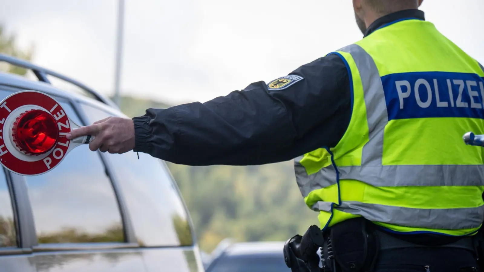 Bei der Grenzkontrolle stellte die Polizei illegale Böller sicher. (Symbolbild) (Foto: Harald Tittel/dpa)