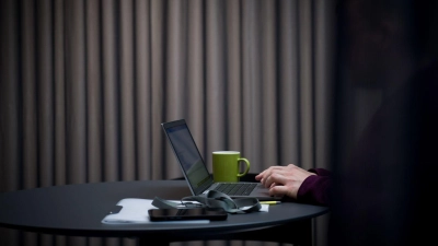 Verdeckte Agenda statt Glaubwürdigkeit und Nähe? Darunter kann das Vertrauen im Team schnell leiden. (Foto: Zacharie Scheurer/dpa-tmn)