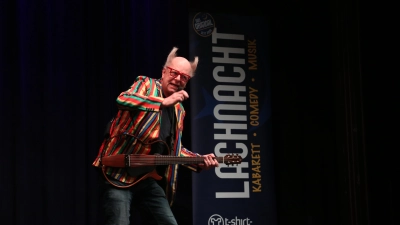 Reimt munter drauflos: Moderator Atze Bauer. (Foto: Martina Kramer)