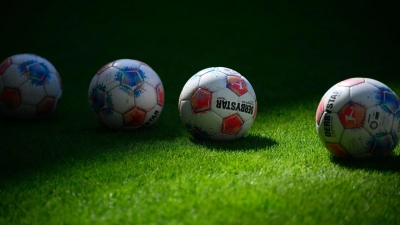 Der Ball rollt auch in der Kreisklasse 3 wieder. (Foto: Gregor Fischer/dpa)