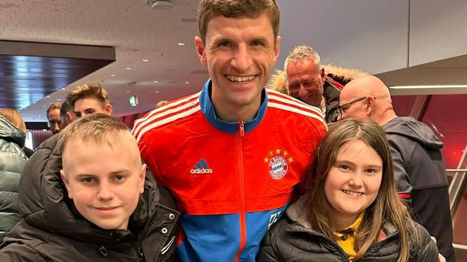 Eine Begegnung mit Thomas Müller wünschte sich Liam Maier. Der Fußballer erfüllte dem todkranken Kind diesen Wunsch. Auch Schwester Elaina freute sich über die Begegnung. (Foto: Gerd Hartmann)