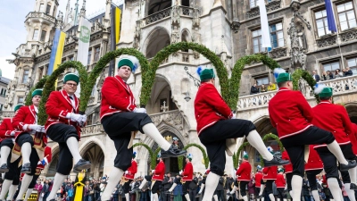 Alle sieben Jahre tanzen in München die Schäffler. (Foto: Lennart Preiss/dpa)