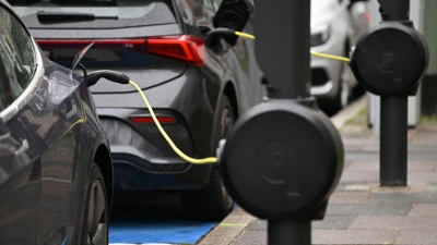 Die Elektroautozulassungen steigen in allen Bundesländern - aber längst nicht gleichmäßig. (Archivbild) (Foto: Arne Dedert/dpa)