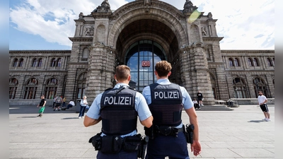 Rund um den Nürnberger Hauptbahnhof wird das Kiffen und das Mitführen von Cannabis verboten. (Archivbild) (Foto: Daniel Karmann/dpa)