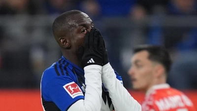 Jean-Luc Dompé vom Hamburger SV bleibt nach seiner Alkoholfahrt weiter vom Spielbetrieb suspendiert. (Archivbild) (Foto: Marcus Brandt/dpa)