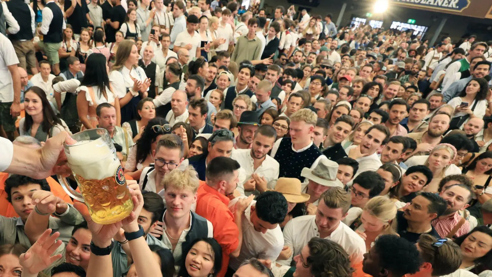 In der Enge der Bierzelte verbreiten sich Viren besonders leicht. (Archivbild)   (Foto: Karl-Josef Hildenbrand/dpa)