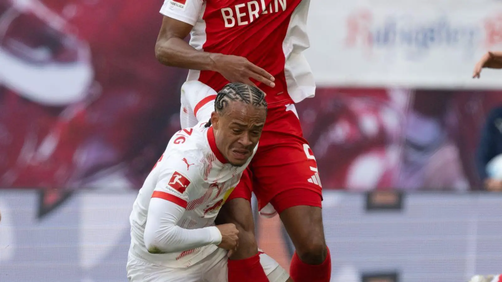 Kein Durchkommen: Xavi Simons (M.) scheitert an Danilho Doekhi. (Foto: Hendrik Schmidt/dpa)