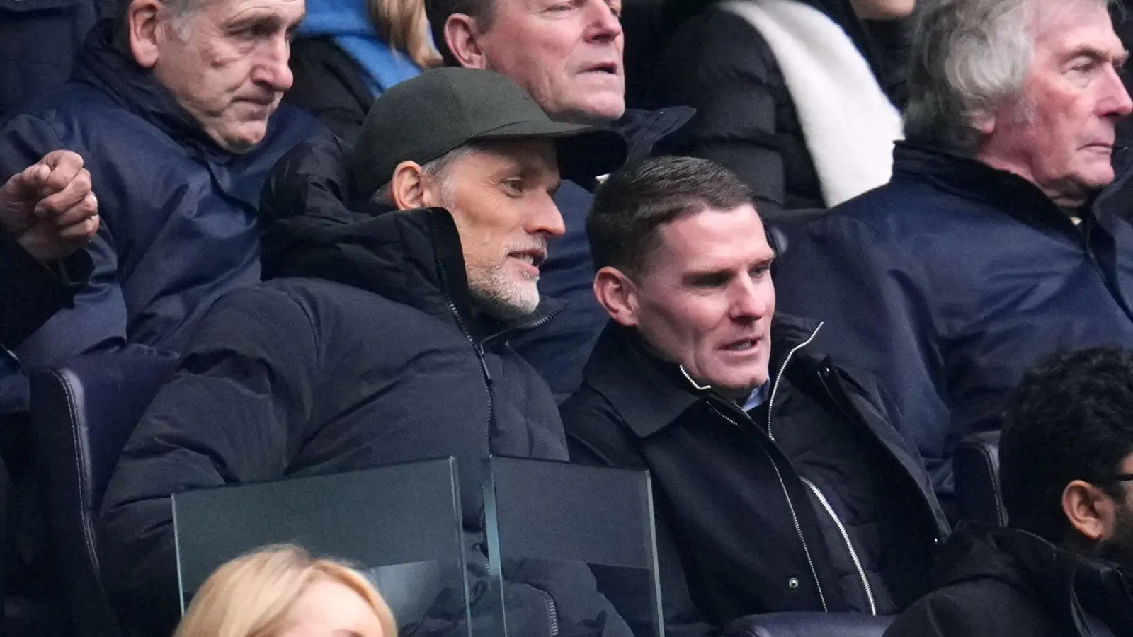 Thomas Tuchel (l) und sein Assistent Anthony Barry (r) verfolgen das Spiel von Tottenham gegen Newcastle. (Foto: John Walton/PA Wire/dpa)