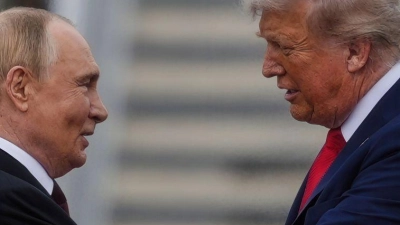 US-Präsident Donald Trump begrüßt den russischen Präsidenten Wladimir Putin auf der Joint Base Elmendorf-Richardson. (Foto: Julia Demaree Nikhinson/AP/dpa)